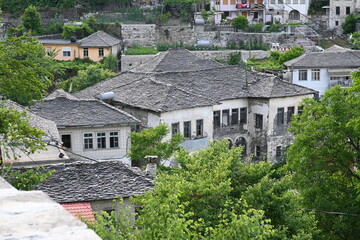 Fototapeta na wymiar Blick auf die typischen Steingebäude Gjirokastra in Albanien mit steinernen Dächer