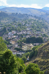 Fototapeta na wymiar Blick auf die Altstadt von Gjirokastra, albanien mit den traditionellen steinernen Dächern