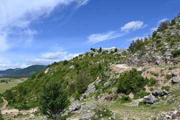 Offroad-Strecke Schotter Straße in Albanien mit Ausblick ins Tal