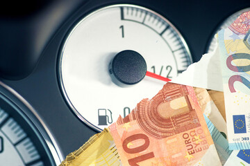 Euro Geldscheine und Tankanzeige im Auto