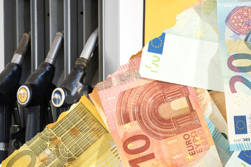 Euro Geldscheine und Zapfsäule an der Tankstelle