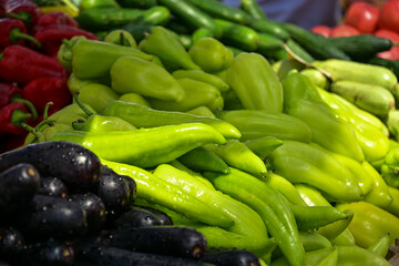 Grüne Paprika und Aubergine auf einem Marktstand, Straßenmarkt in Tirana, Albanien