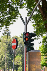 Rote Ampel mit Sekundenanzeige und Fußgängerampel