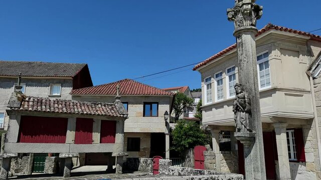 Tradicional h&oacute;rreo gallego y cruz de piedra o cruceiro en la villa de Combarro, provincia de Pontevedra, Espa&ntilde;a