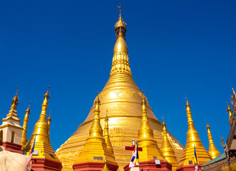Fototapeta premium A group of golden pagodas under the blue sky of Myanmar