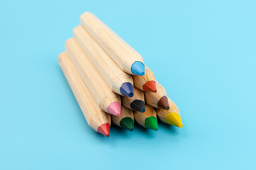 Obraz premium Wooden colorful ordinary pencils isolated on blue background