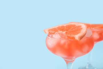 Fototapeta premium Glasses of Hemingway daiquiri cocktail with grapefruit slices on color background, closeup