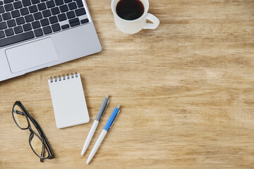 オフィスのパソコンと筆記用具