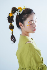 ヘアメイクをした緑のワンピースの女性