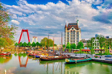 Nederlandse bestemming. Stadsgezicht van Rotterdam met spoorwegvervoersbrug op de achtergrond en kleine zeilboten op de voorgrond in de haven en de haven.
