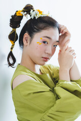 ヘアメイクをした緑のワンピースの女性
