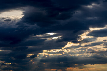 Cielo con nuvole all'alba.