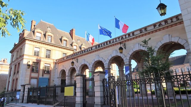 Cit&eacute; universitaire / campus / r&eacute;sidence pour &eacute;tudiants, fa&ccedil;ade et portail d&rsquo;entr&eacute;e du b&acirc;timent de la Cit&eacute; internationale universitaire de Paris (CIUP) avec des drapeaux fran&ccedil;ais et europ&eacute;en (France)