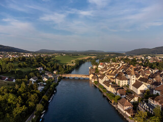 Fototapeta na wymiar Blick über den Rhein zur Altstadt von Diessenhofen mit der historischen Rheinbrücke