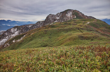 mt.Amakazari, in late autumn, three-tiered autumn leaves  晩秋の雨飾山の三段紅葉 