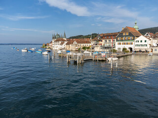 Fototapeta premium Die Altstadt von Steckborn mit Bootshafen und Schiffsanleger
