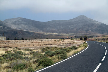 Różnorodny krajobraz wyspy Fuerteventura - obrazy, fototapety, plakaty