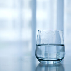 Glas, Wasser, halbvoll, halbleer