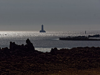 Phare au large au coucher de soleil, Finistère