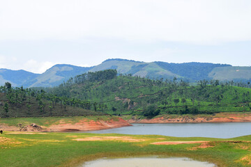 Fototapeta na wymiar Anayirankal Dam Reservoir, Kolukkumalai range, Kerala, India