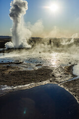Heiße Quelle, hinten Eruption des Geysir Strokkur, Geothermalgebiet Haukadalur, Golden Circle, Südisland