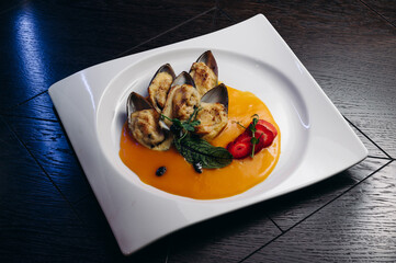 fresh mussel baked with cheese in sauce