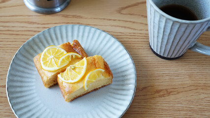 上から撮影されたテーブルに置かれたレモンケーキ