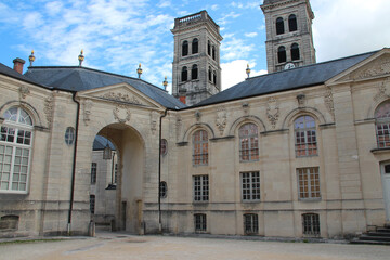 Obraz premium episcopal palace and notre-dame cathedral in verdun in lorraine (france)