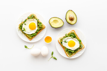 Sadwich with avocado eggs and spinach on toasted bread
