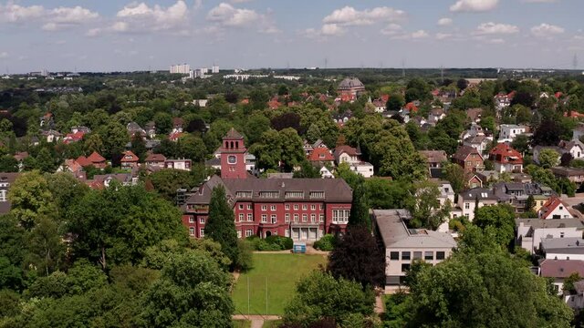 Hamburg, Bezirk Bergedorf, Rotes Rathaus mit Bezirksamat an der Wentorfer Stra&szlig;e. Luftaufnahme