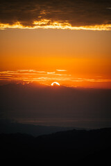 atardecer entre nubes inferiores y superiores