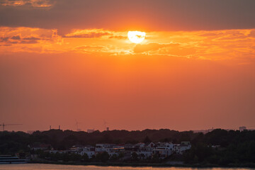 Naklejka premium Romantic sunset above the Markkleeberger Lake near Leipzig