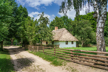 Fototapeta na wymiar Stara drewniana chata polskiej wsi mazowieckiej