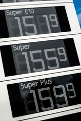 Tankstelle mit Preistafel - Günstig tanken