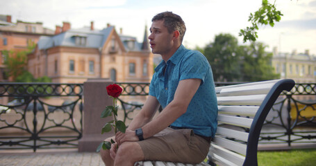 Obraz premium Sad man leaving city bench with flower being stood up