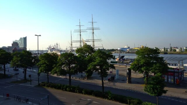Hamburg Landungsbr&uuml;cken im Sommer am Morgen - Hamburger Hafen mit Blick auf die Elbe Richtung Hafencity