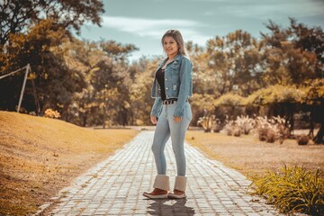 Joven mujer rubia latinoamericana modelando en un parque al atardecer