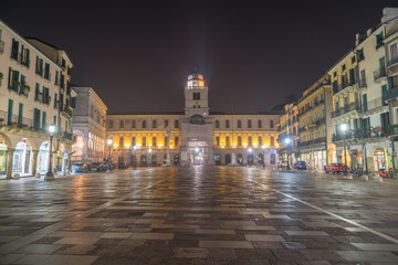 Fototapeta premium Piazza dei Signori square and Torre del Orologio (astronomical clock tower) in the background at night.