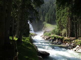Obraz premium Romantischer Blick auf Wasserfall