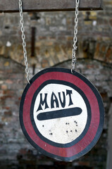 An Ketten hängendes Mautschild