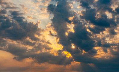 Himmel mit Sonne und Wolken
