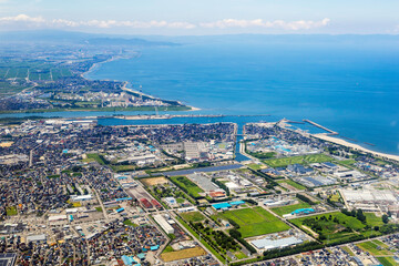 Obraz premium 富山市の神通川河口付近を空撮