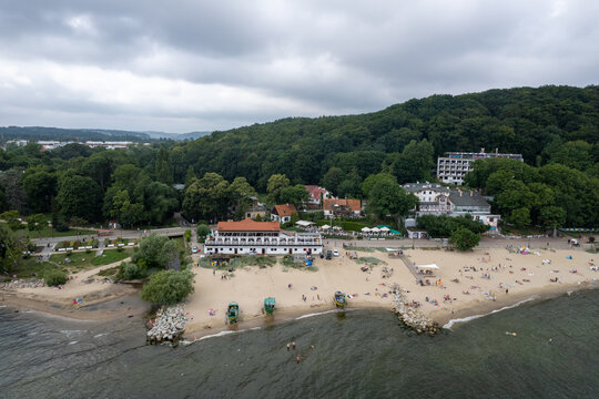 Klif morski w orłowie, Gdynia, w pochmurny dzień lato