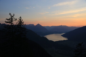 Obraz premium Sunset scene in the Swiss Alps. Outlines of Mount Niesen, Stockhorn and others. Lake Thun.