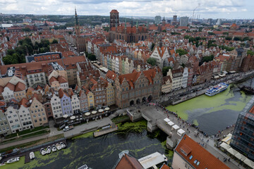 Fototapeta na wymiar Centrum starego miasta Gdańsk, stare kamienice i dachy widoczne z lotu ptaka, drona. 