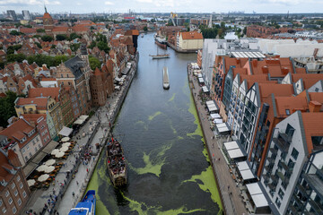 Centrum starego miasta Gdańsk, stare kamienice i dachy widoczne z lotu ptaka, drona.  © Arkadiusz