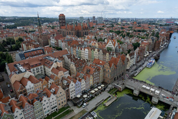 Centrum starego miasta Gdańsk, stare kamienice i dachy widoczne z lotu ptaka, drona.  © Arkadiusz