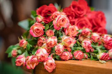 two bouquets of yellow and pink roses and of red roses on the table