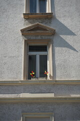 Windräder in Deutschlandfarben zur Fußball Europameisterschaft auf der Fensterbank eines Altbau...