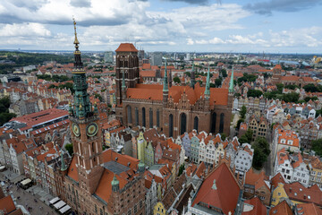 Centrum starego miasta Gdańsk, stare kamienice i dachy widoczne z lotu ptaka, drona.  © Arkadiusz